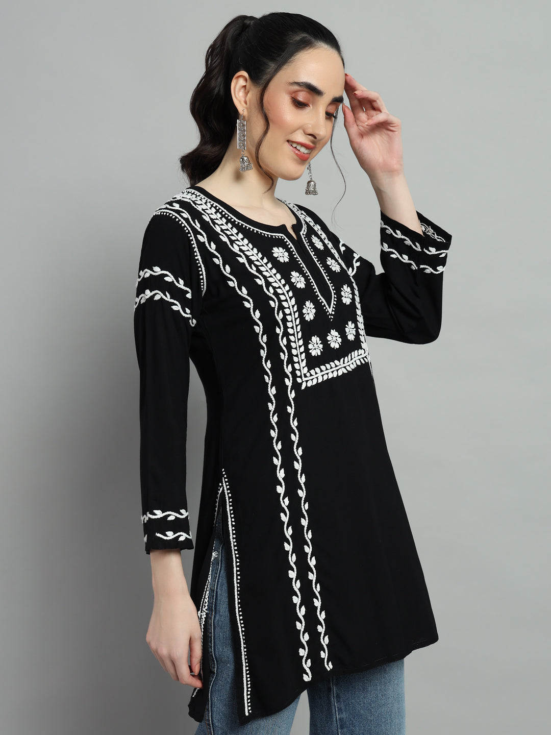 chikan kurti